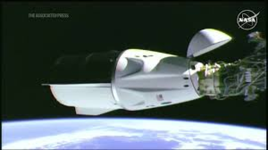Η κάψουλα SpaceX  φτάνει στον ISS για διάσωση αστροναυτών.